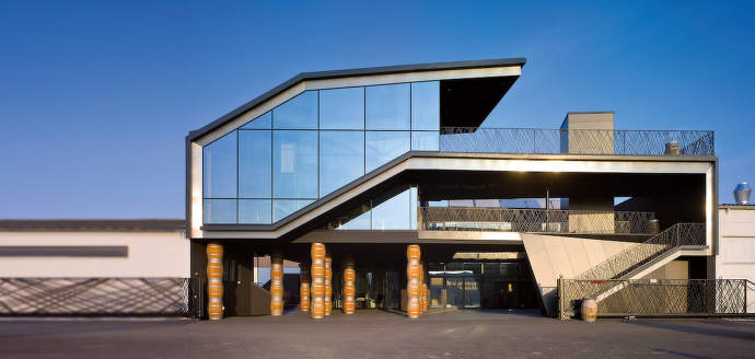 Futuristická budova vinařství Scheiblhofer